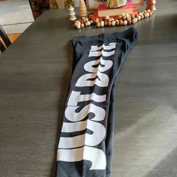 Nike Cropped Leggings Like new - Picture 2 of 3